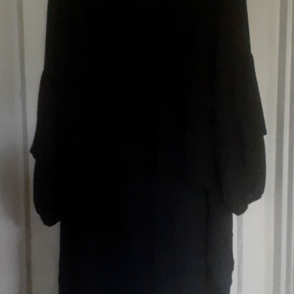 Blk blouse with puff sleeves